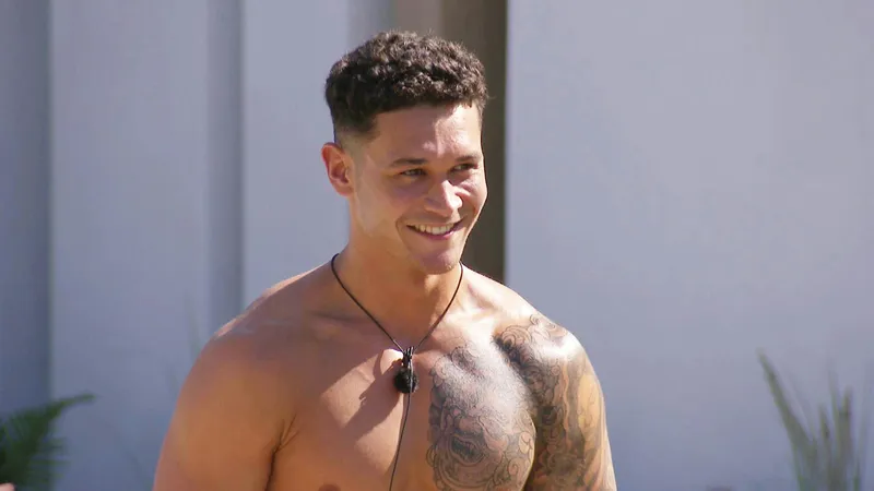 Фанаты Love Island All Stars наводняют старый пост Каллума Джонса на День Святого Валентина к его бывшей Молли Смит с просьбами...