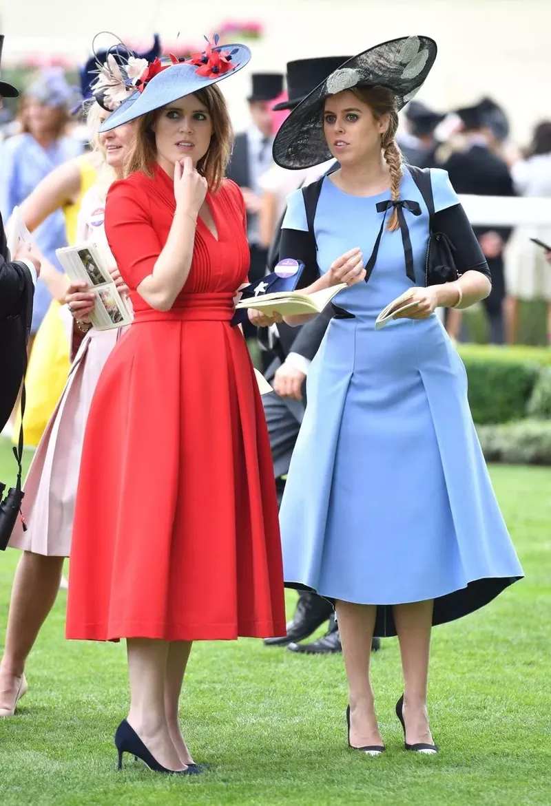 Принцесса Евгения в шляпе с кисточками и Софи в белом на годовщине свадьбы на Royal Ascot