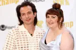 Лена Данэм и Луис Фелбер на премьере "Слишком много": откровения о доверии в браке