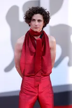 Тимоти Шаламе затмевает появление Кайли Дженнер на Met Gala странным селфи во время выхода звезды...