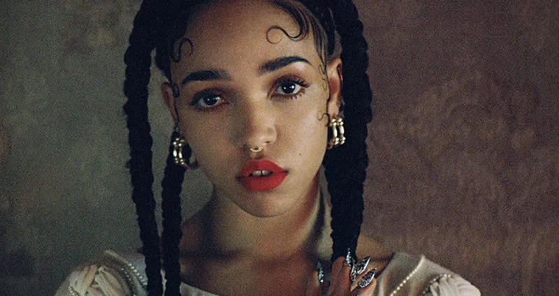 FKA Twigs в откровенном наряде: двойной бюстгальтер и кожаные шорты на выступлении в Чикаго