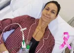 Джулия Бредбери демонстрирует свои импланты после мастэктомии и призывает к важности профилактического ухода при раке