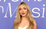 Сарабина Карпентер в винтажном комплекте с юбкой: откровенные детали, которые привлекают внимание