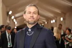 Шокирующее преображение Чарли Ханнама в образе убийцы Эда Гина в 3 сезоне "Монстра": первые кадры
