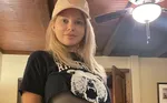 "Звезда 'Спасателей Малибу' Донна Д'Эррико в откровенных колготках и бюстгальтере: как она отвлекает внимание фанатов от новостей"