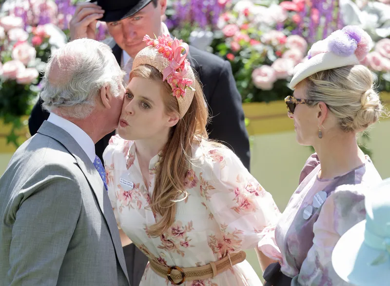 Принцесса Беатрис целует кузину Зару Тиндалл во время роскошного совместного отдыха - см. фото