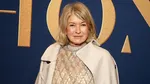 83-летняя Марта Стюарт флиртует с 36-летним Гленом Пауэллом, делая ему комплимент