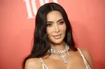 Ким Кардашьян подверглась критике за откровенные фото в бикини с свадьбы Безоса: самореклама или стиль?
