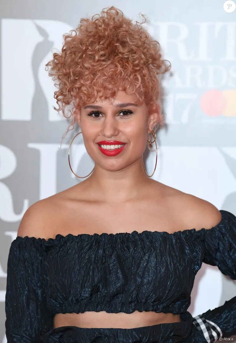 RAYE выступит на сцене O2 Arena на церемонии BRIT Awards 2024, несмотря на свои рекордные достижения