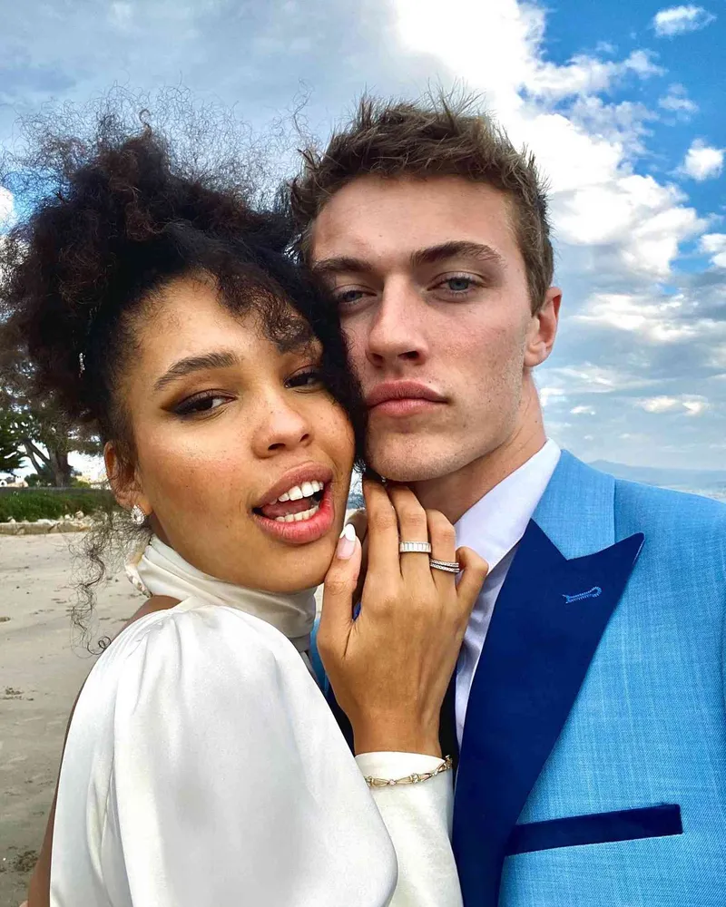 Нара и Лаки Блю Смит смеются над пародиями на себя в TikTok