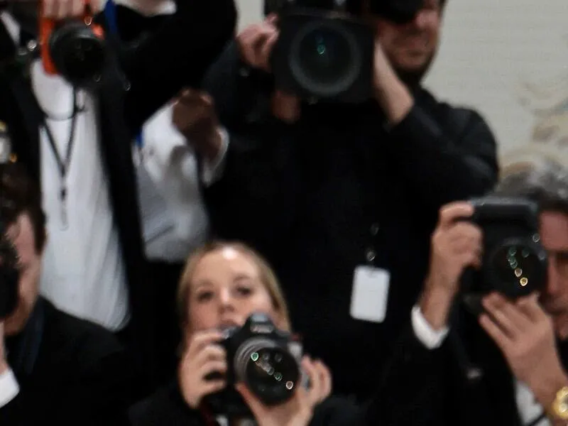 Скромное платье Софии Ричи на Met Gala 2025 с огромным бантом