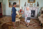 Предупреждение королевы Елизаветы фотографу на свадьбе Меган Маркл и принца Гарри: 'Не я - это не моя забота'