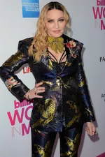 Поклонник Мадонны подал иск, обвиняя её в демонстрации "порнографии без предупреждения" на концертах