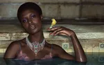 Халле Берри в прозрачном платье Gucci с кристаллами и смелым открытым спиной