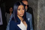 Гигантское черное перьевое платье Cardi B почти полностью заполнило сцену
