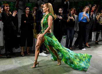 Дженнифер Лопес в стиле посетила показ моды Dior после сольного отдыха в Италии