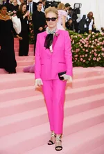 Звезда "Белого лотоса" Лиза шокирует на Met Gala, появившись в кружевных трусиках с изображением Розы Паркс