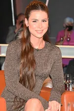 Лена Данэм показывает загадочную татуировку на бедре, снимая Натали Портман и Рашиду Джонс в Нью-Йорке для фильма "Хороший секс"