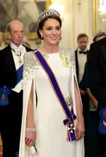"Маленькая сумочка Кейт Миддлтон за $425 и её неожиданные связи с Меган Маркл"