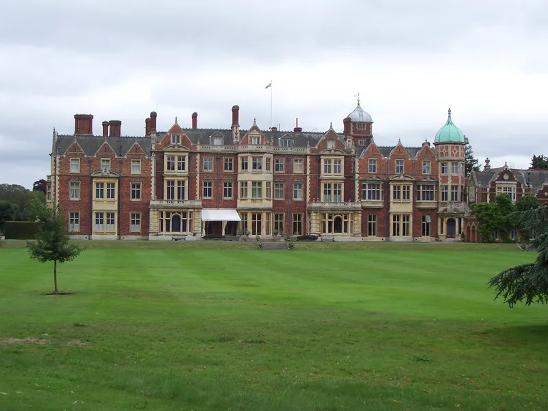 Sandringham House наполнен духом дедушки короля, который был очень английским и добрым