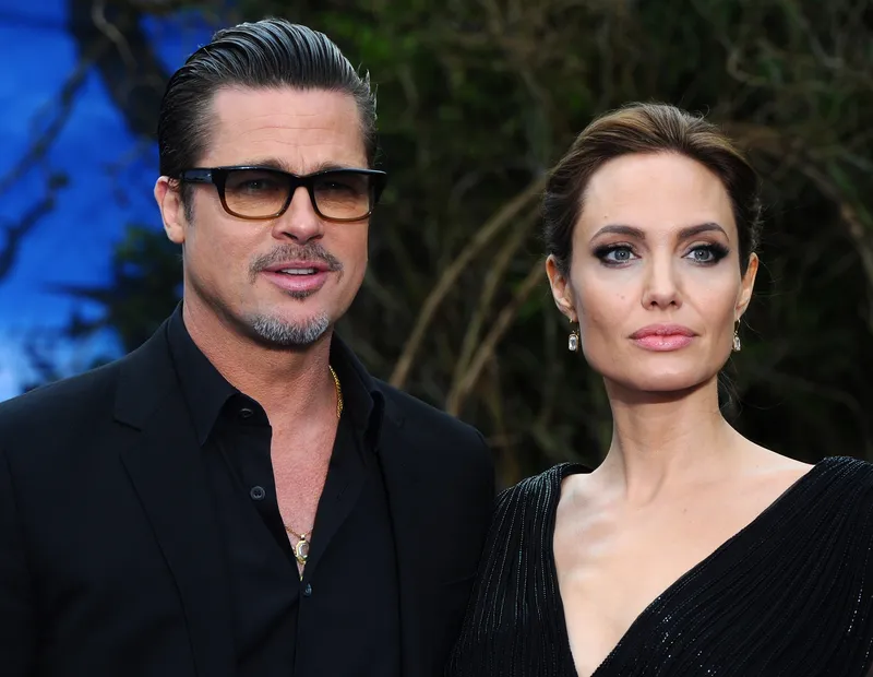 Анджелина Джоли обвиняет Брэда Питта в попытках выкачать из нее все деньги в их продолжающемся горьком судебном...