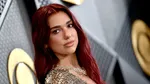 Дуа Липа демонстрирует обручальное кольцо на романтических снимках с женихом Каллумом Тёрнером
