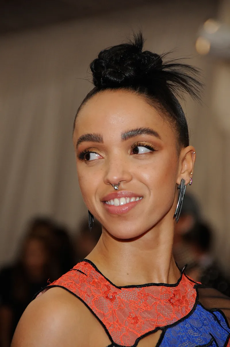 FKA twigs показывает свои танцевальные движения, в то время как Doja Cat помогают сесть в машину после...