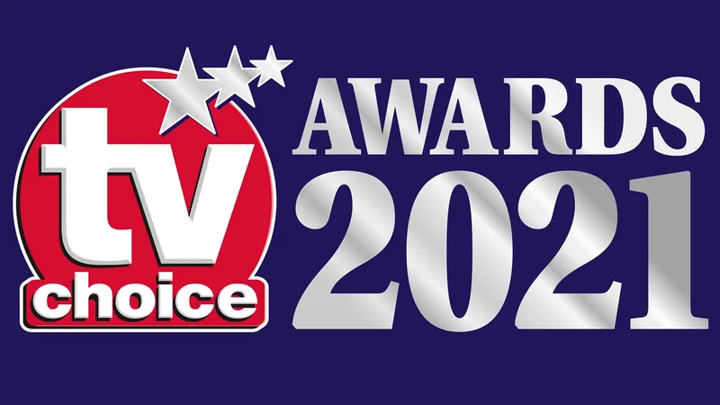 На TV Choice Awards 2024 Клэр Суини из Dancing On Ice выглядит очаровательно в блестящем белом платье