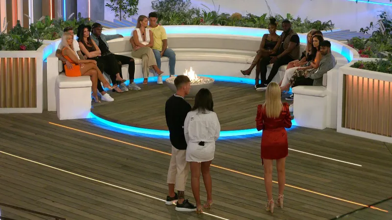 Шок на Love Island: один из участников неожиданно покинул виллу до выхода шоу в эфир!
