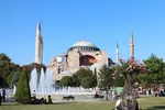 София Вергара, 52 года, обнажается в ванной с пузырьками на закулисных фото со съемки для Vanity Fair