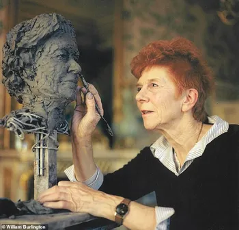Коллекция королевского скульптора, 89 лет, который изображал королеву Елизавету и короля Чарльза, готовится к продаже