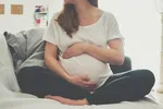 Беременная Джорджия Харрисон показывает растущий живот на УЗИ перед спа-выходными с бойфрендом Джеком Стейси