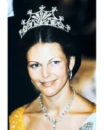 Королева Сильвия воссоздает легендарное желтое платье Dior 1976 года и удивляет драг-квин своим потрясающим сюрпризом