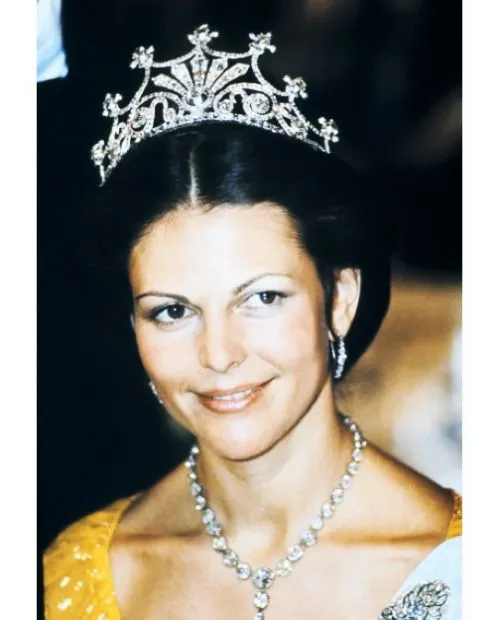Королева Сильвия воссоздает легендарное желтое платье Dior 1976 года и удивляет драг-квин своим потрясающим сюрпризом