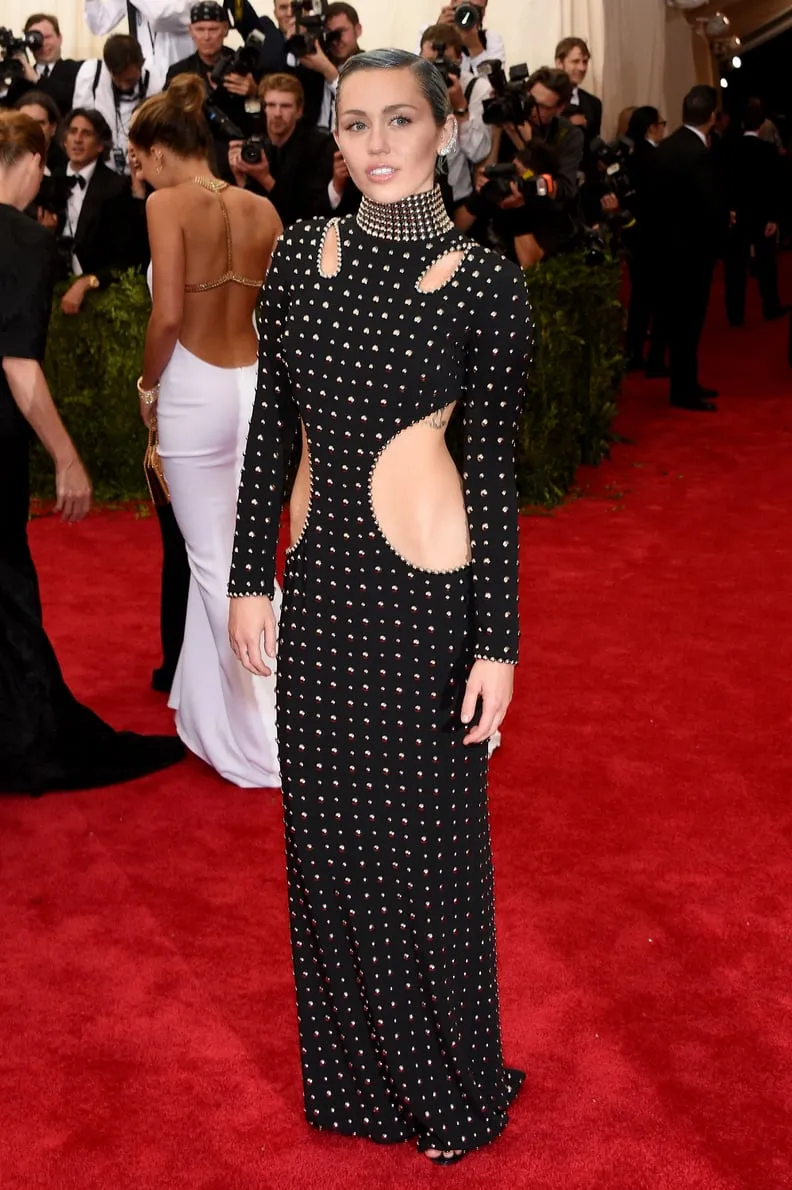 Майли Сайрус демонстрирует пресс на красной дорожке Met Gala 2025 в кожаном топе-кропе
