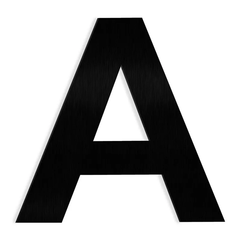 Звезда А-класса кардинально изменила имидж: от английской розы до готического образа с темными волосами