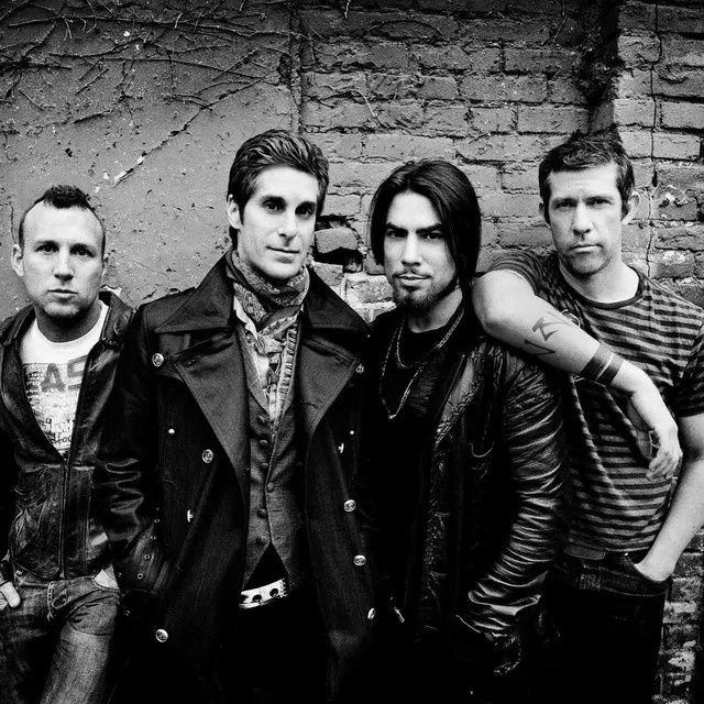 Jane's Addiction отменяет предстоящее шоу и приносит извинения после того, как вокалист ударил гитариста на сцене