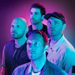 Крис Мартин из Coldplay реагирует на неловкий момент с парой на экране во время концерта