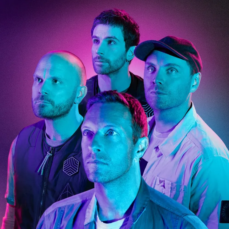 Крис Мартин из Coldplay реагирует на неловкий момент с парой на экране во время концерта
