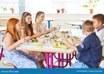 "Скандал на воскресном бранче: запрет на фотографии с ножами из-за опасений по поводу преступности"