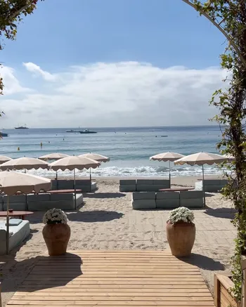 Джордж и Амаль Клуни провели роскошное ланч-свидание во время отдыха на пляже в Сен-Тропе