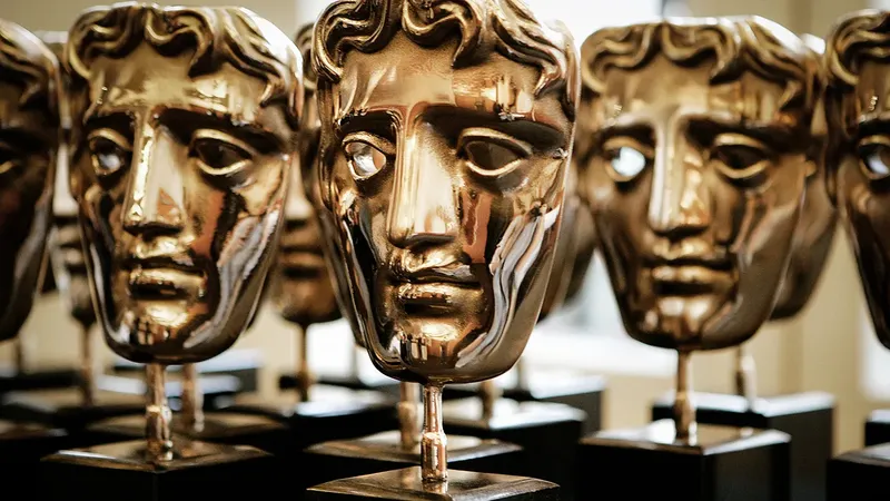 На BAFTA TV Awards 2024 Молли Кинг выглядит очаровательно в белом обтягивающем платье с глубоким вырезом