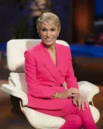 Звезда "Shark Tank" Барбара Коркоран в 76 лет восхищает фигурой в ярко-зеленом бикини