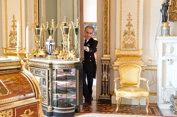 Закулисье государственного банкета в Букингемском дворце с золотыми приборами и яркими цветами