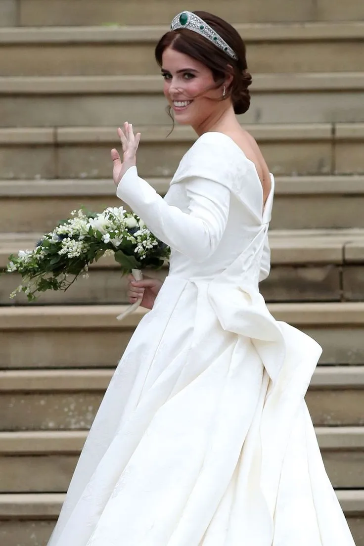 Свадебное платье принцессы Беатрис, украшенное кружевом, задает новый тренд и вносит значительные изменения