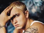 48-летний голливудский актер шокирует фанатов своим рельефным торсом, появившись без рубашки на прогулке
