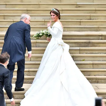 Принцесса Евгения поделилась фотографиями королевской свадьбы, показывающими её шрам на спине