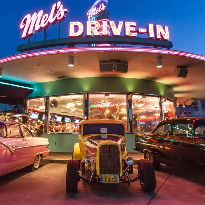 Знаковый голливудский ресторан Mel's Drive-In убрал фотографии Дидди на фоне обвинений в сексуальном насилии