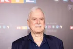 "85-летний Джон Клиз собирается купить дом в Бате с четвертой женой после передачи ей своей квартиры в Челси за 1,5 миллиона фунтов"