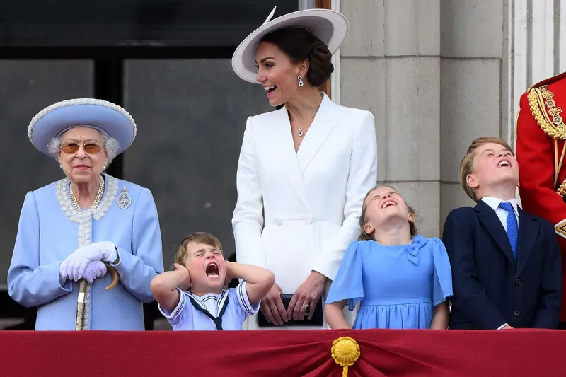 Запечатлено на камеру: проделки принца Луи на параде Trooping the Colour и шалости принцессы Шарлотты